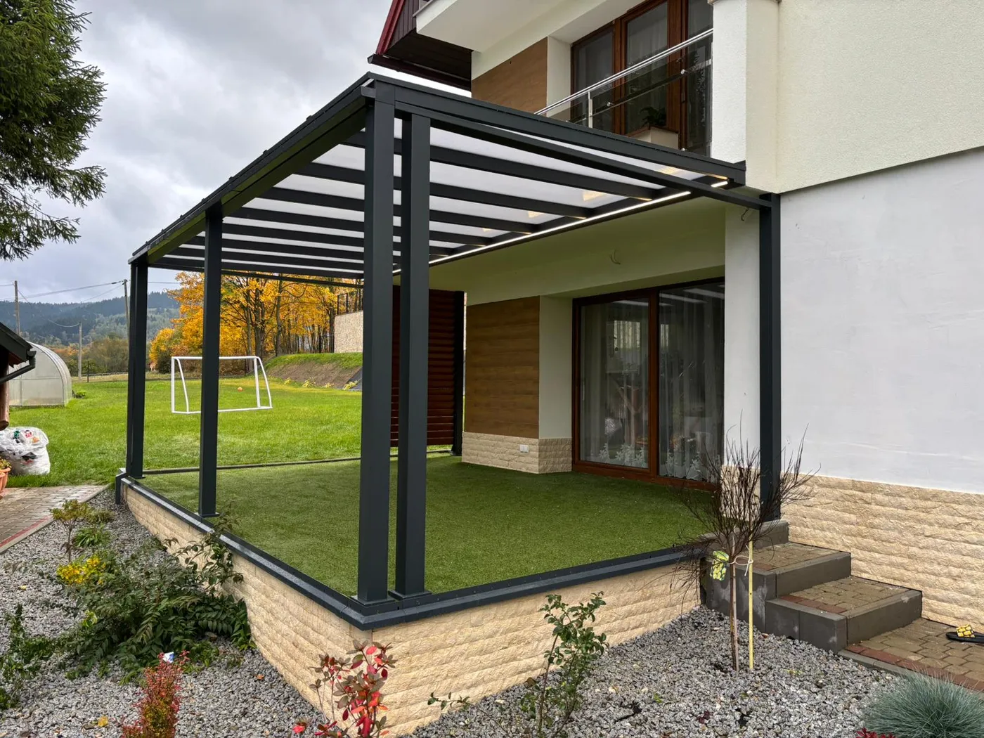 Zadaszenie wykonane przez firmę LUX-METAL